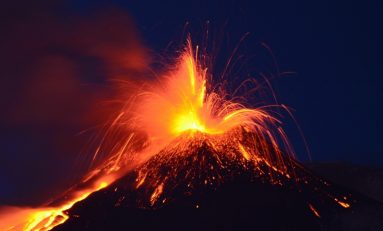 Etna, forte esplosione: 10 persone ferite