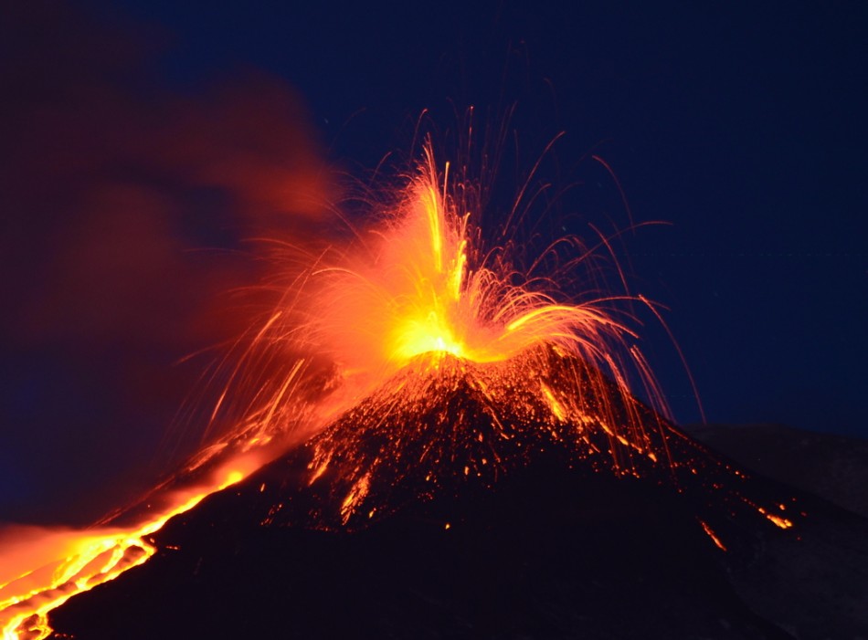 Etna, forte esplosione: 10 persone ferite
