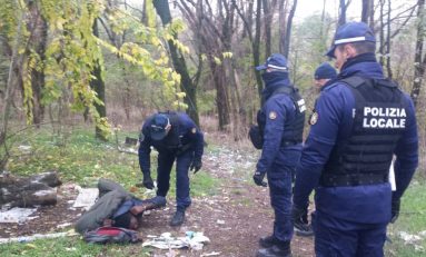 Milano, il “bosco della droga” che nessuno riesce a ripulire