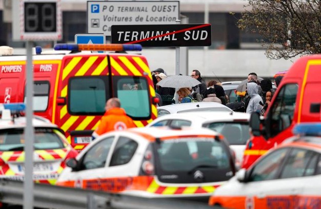 Parigi, spari all’aeroporto di Orly: aggressore ucciso