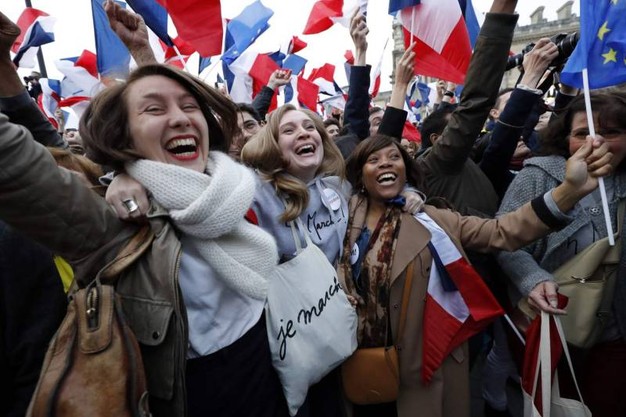 L’inno alla gioia davanti al Louvre, la festa di Macron /FOTO
