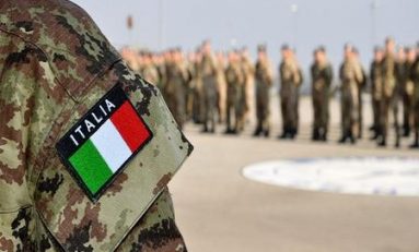 Esercito, Michele Emiliano visita stand militari alla Fiera del Levante in Puglia