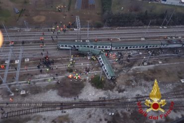 Milano, treno pendolari deragliato a Pioltello: 3 morti e decine di feriti