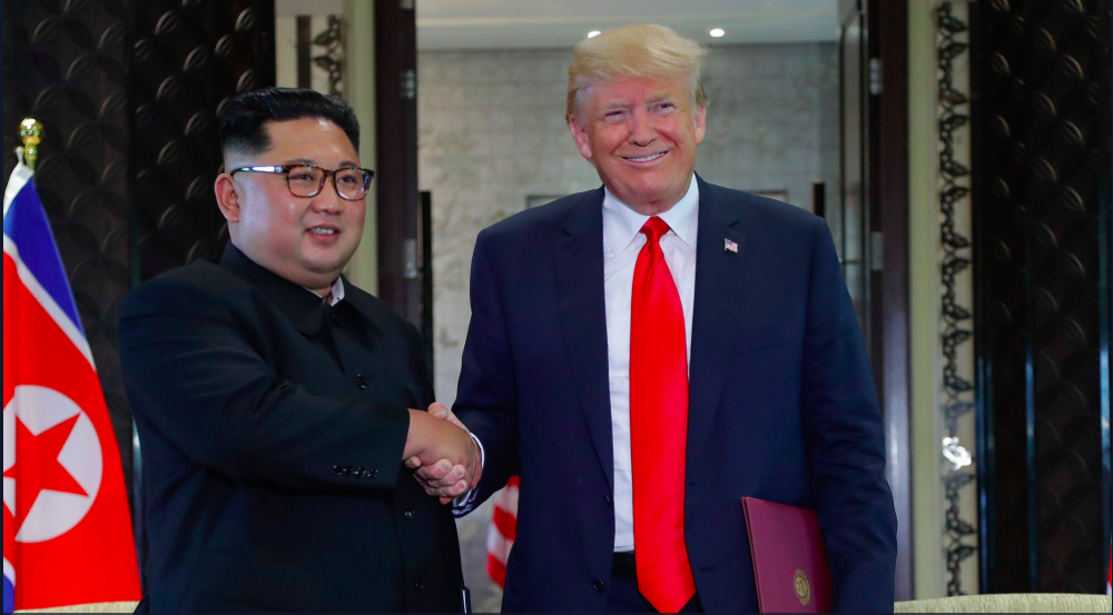 Storica stretta di mano Trump-Kim, le due ‘teste calde’ firmano accordo