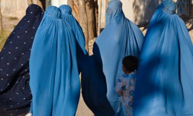 La Danimarca approva legge contro il burqa, ma esplode la protesta