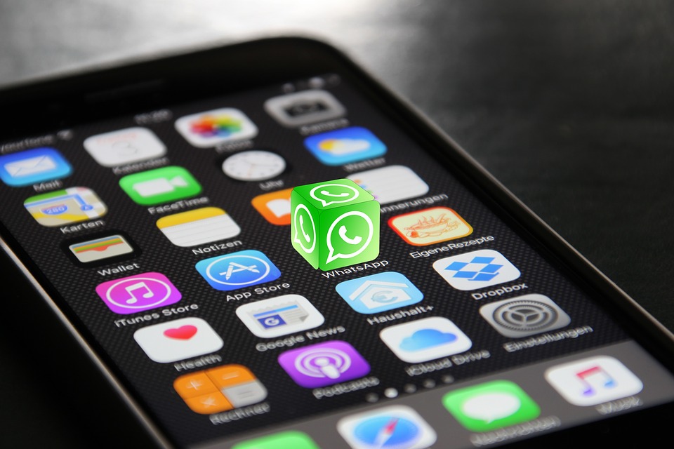 Whatsapp, Polizia postale: “Attenti a falso sms green pass”