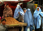 Afghanistan ritorno al passato: burqa in pubblico per le donne