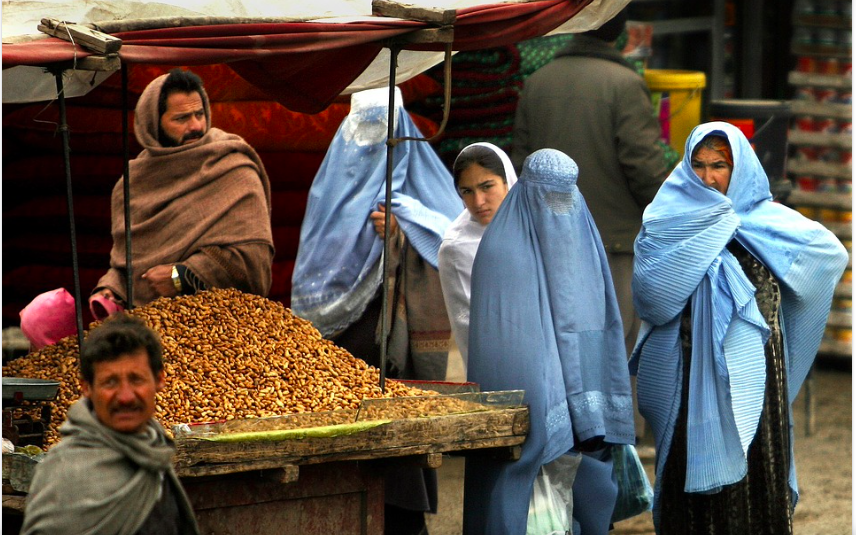 Afghanistan ritorno al passato: burqa in pubblico per le donne