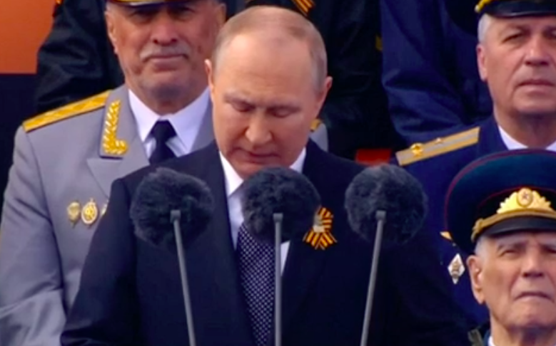 Putin dalla Piazza Rossa balbetta, mentre Kiev è come Hollywood
